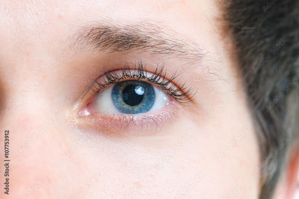 Obraz premium Close-up picture of blue eyes from a young man