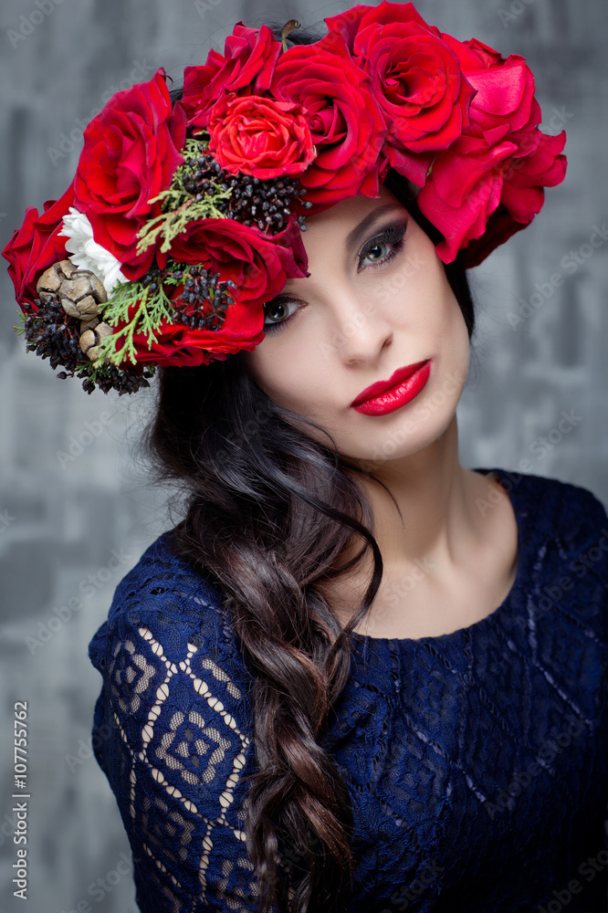 Naklejka premium Beautiful woman with roses bunch