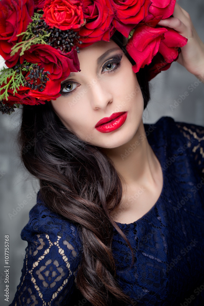 Naklejka premium Beautiful woman with roses bunch