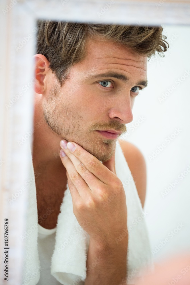 Obraz premium Man checking his stubble in bathroom