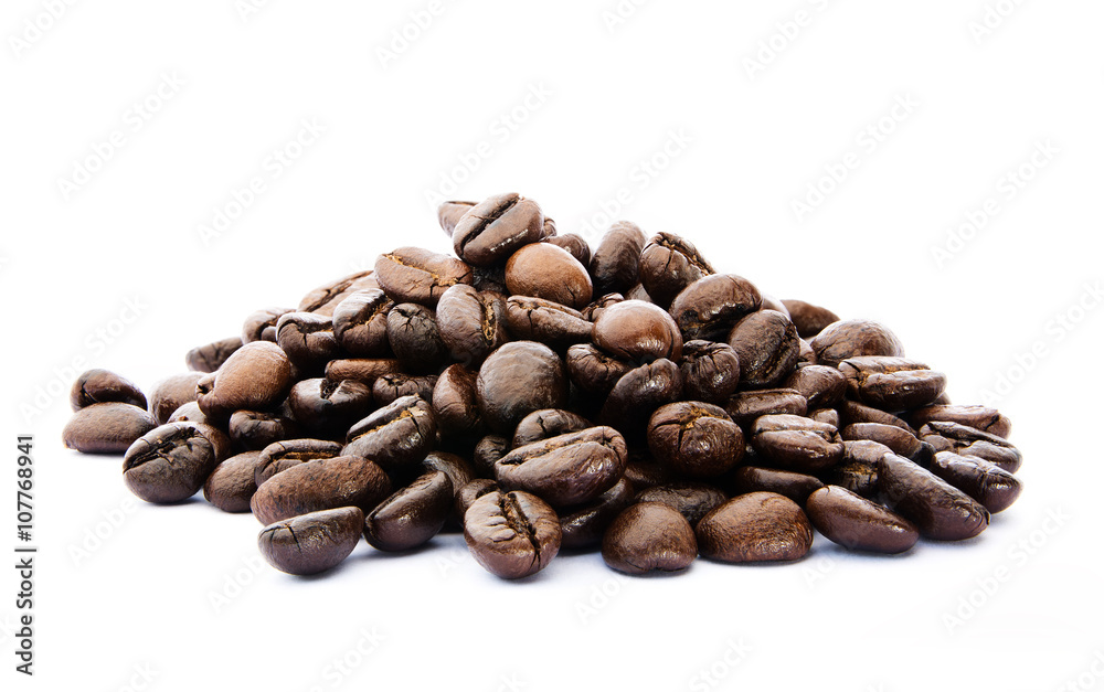 Naklejka premium Sterta ziaren kawy na białym tle