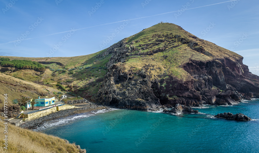 Obraz premium Black vulcanic sand beach at Madeira island