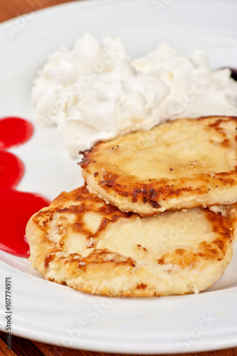 Cheese pancakes with sour cream 