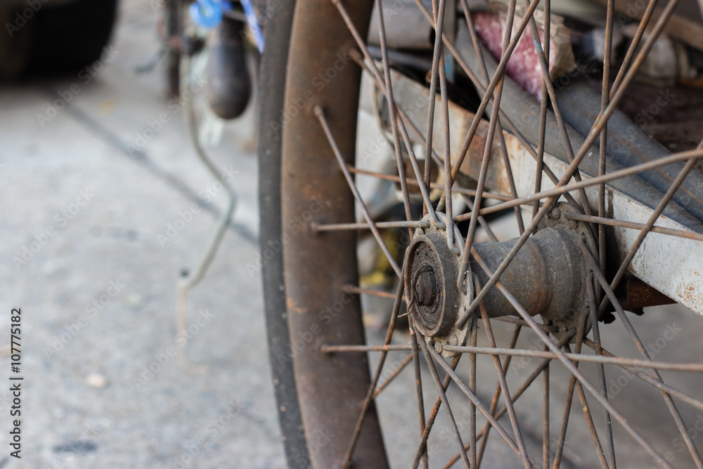 Fototapeta premium Old bicycle wheel