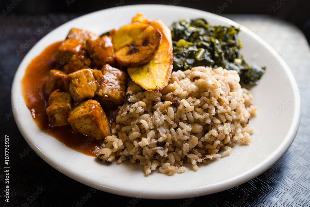 Reis mit Tofu und frittierten Kochbananen