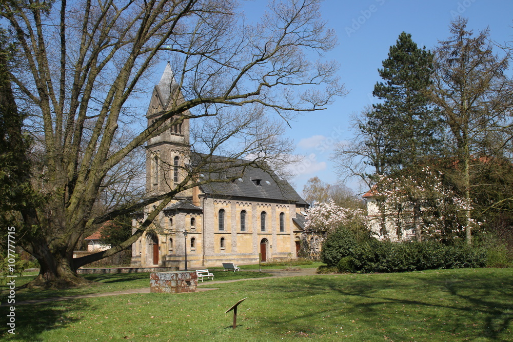 Ein Schlosskapelle in einem Park