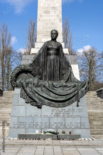 Berlin, Deutschland: Sowjetisches Ehrenmahl mit Statue, Gedenkstein, Obelisk und Park photo