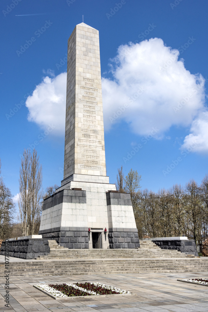 Berlin, Deutschland: Sowjetisches Ehrenmahl mit zentralem Obelisk und Treppen