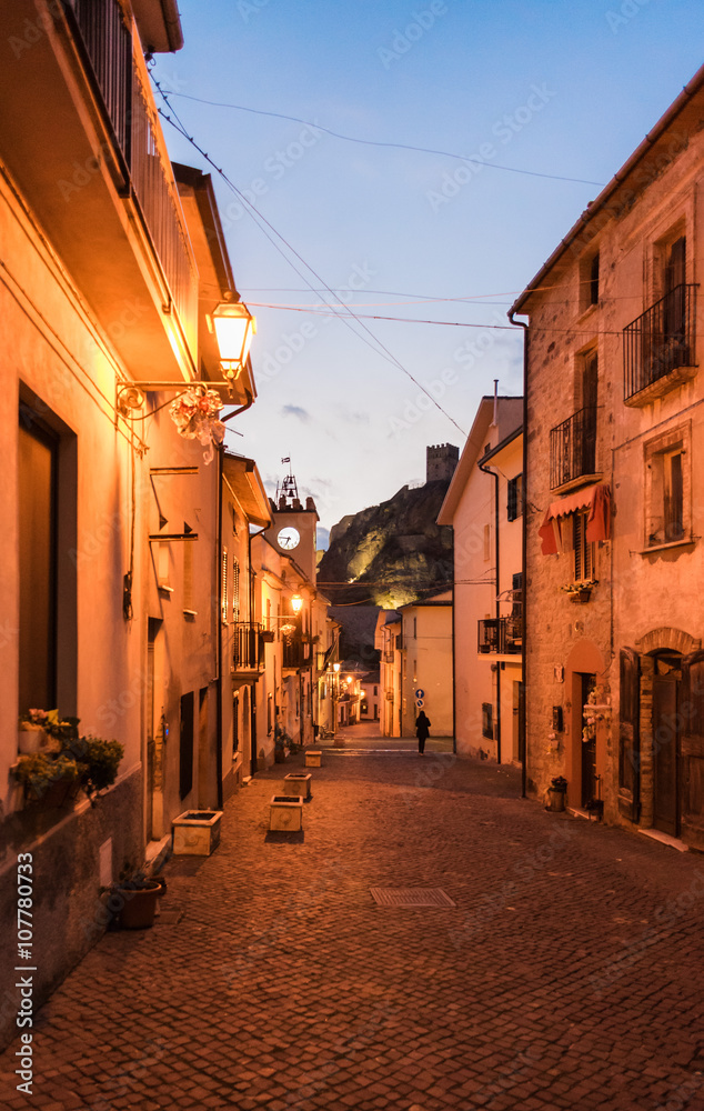 Obraz premium Roccascalesgna - castello medievale sulle montagne dell' Abruzzo (Italia)