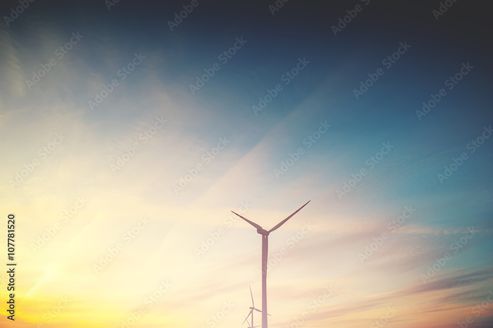 Obraz premium Wind turbine at sunset