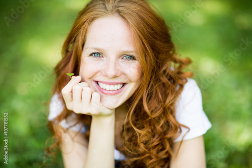 Frau mit roten Haaren photo