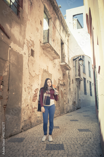 Momentos de inspiración. Momentos divertidos. Chicas paseando con una guitarra por la calle. Joven músico con su guitarra. 