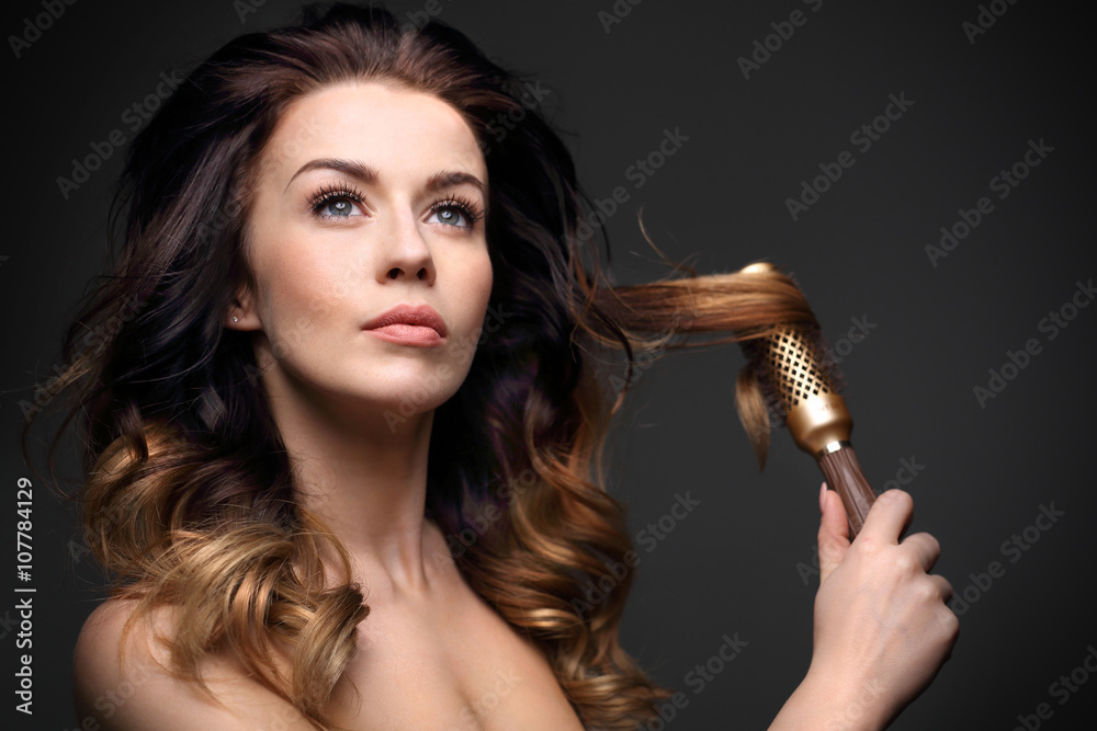 Fototapeta premium Objętość włosów.Długie zdrowe i lśniące włosy, długie kobiece włosy. 