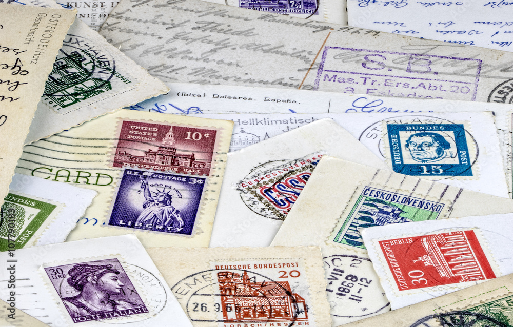 Briefmarken und Postkarten aus verschiedenen Ländern und Zeiten tragen viele Erinnerungen in sich