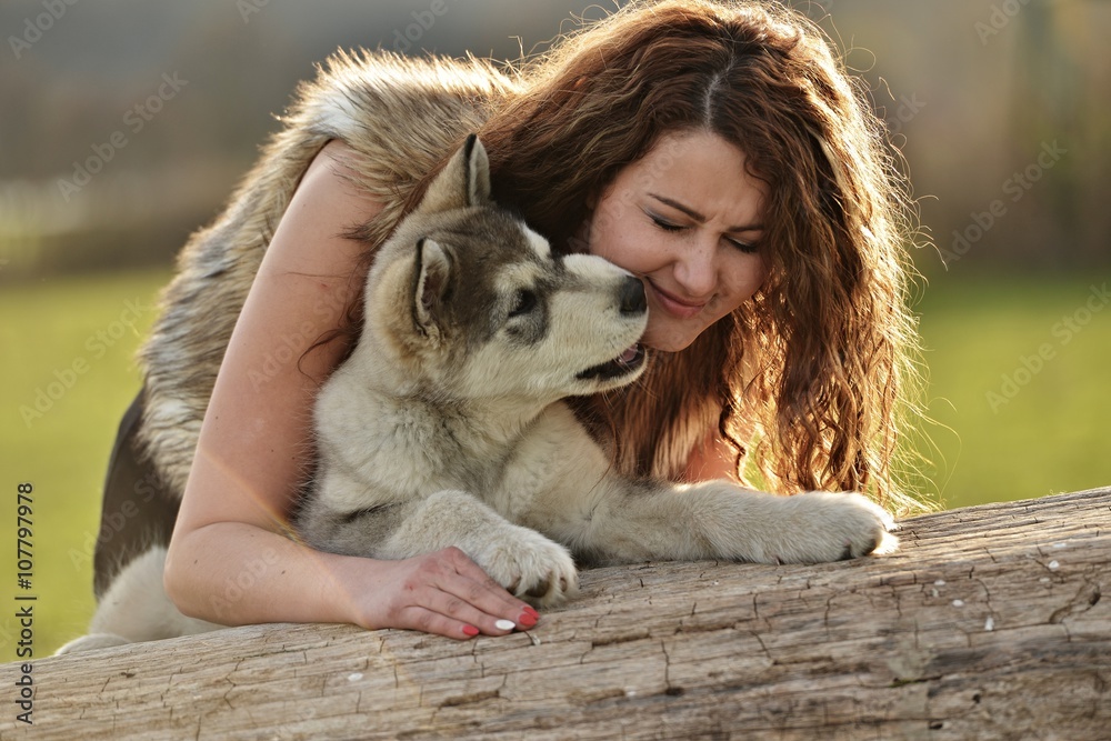 Belle femme avec chien malamute Belle femme avec chien malamute