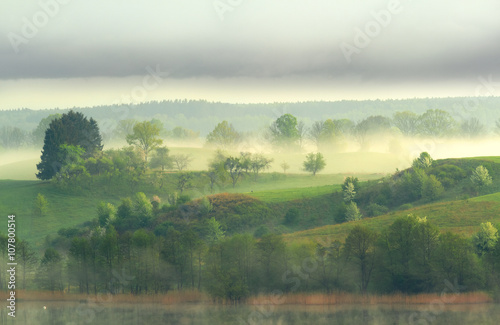 Fototapeta Naklejka Na Ścianę i Meble -  Warmia i Mazury - pagórki, jezioro, mgła.