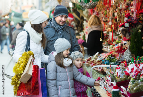 Parents with kids at X-mas market.