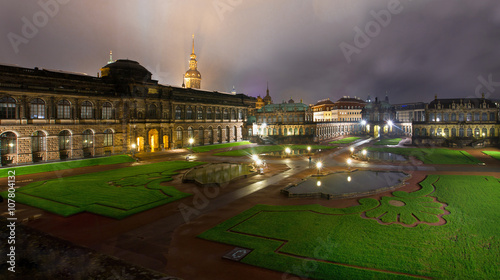 Zwinger Dresden bei Nacht und Regen, romantisch