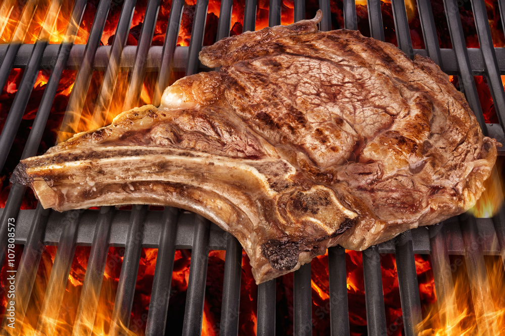 Cooking t bone steak on barbecue foto de Stock Adobe Stock
