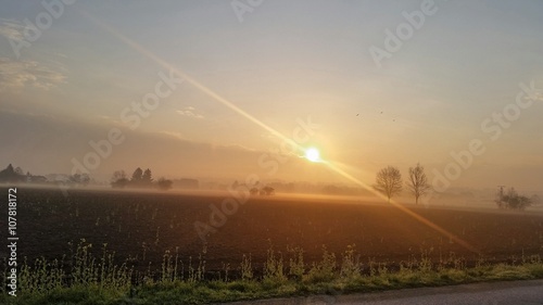 Morgenlandschaft mit Sonne und Nebel