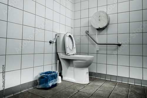 urinoir wc toilette besoin cuvette hygiène public pipi caca
