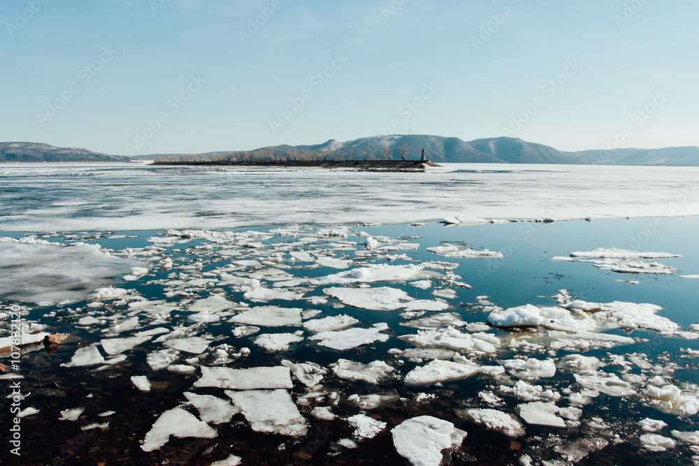 Таяние льда на реке Волга - obrazy, fototapety, plakaty 