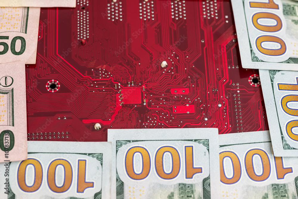 Plakat Zbliżenie sto dolarów z czerwoną komputerową płyta główną