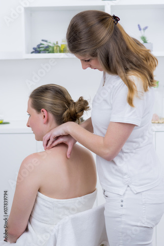 frau bekommt nackenverspannung durch massage gelöst