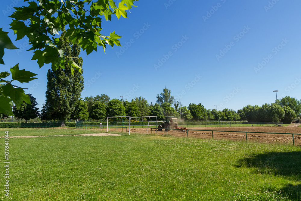 Acondicionamiento del Terreno de un Campo de Futbol -  Tractor con rastrillo despedregador 