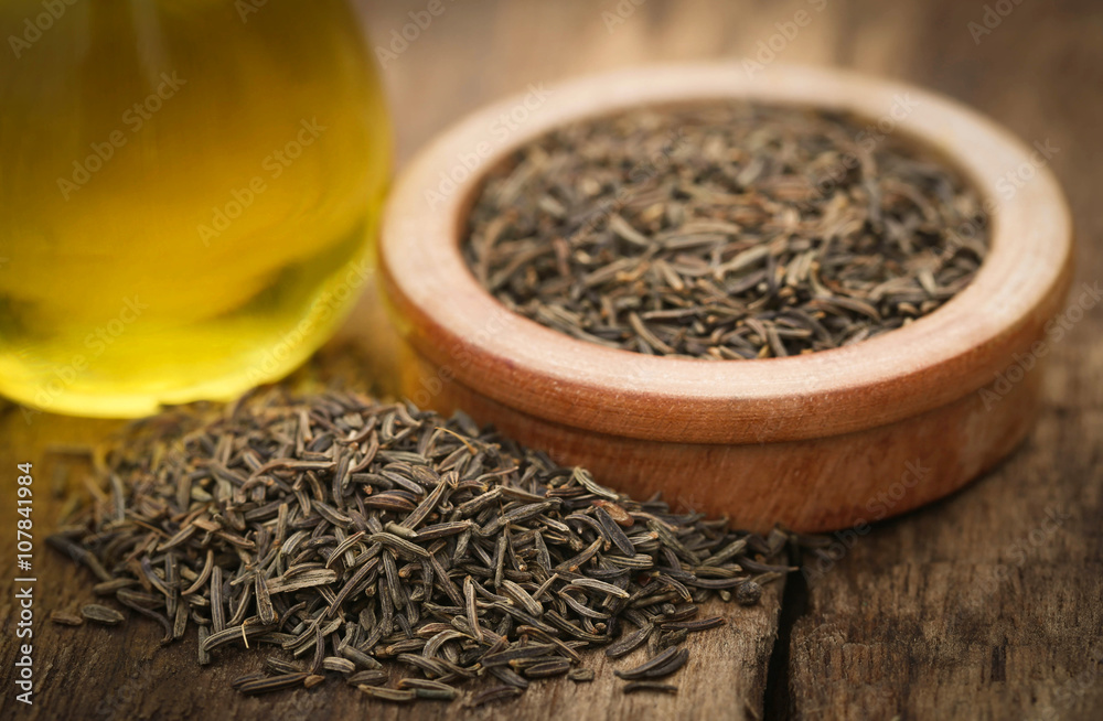 Caraway seeds with essential oil