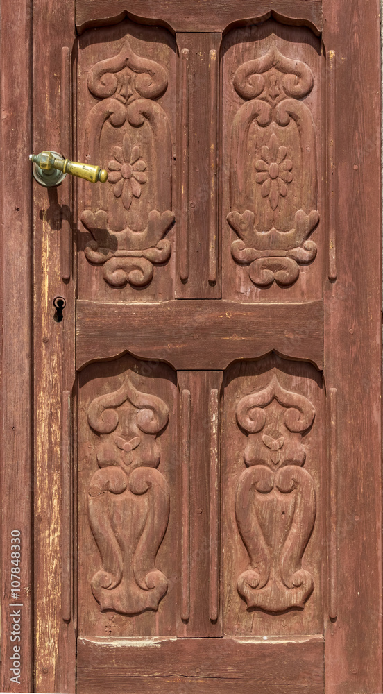 Дверь в центре старого города в Черногории. Фон, текстура
