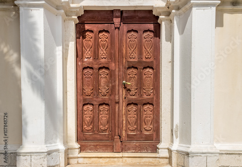 Дверь в центре старого города в Черногории. Фон, текстура © lubava84