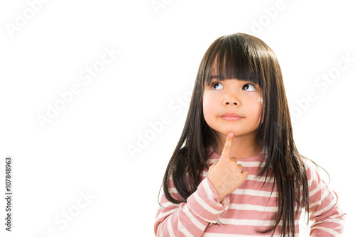 Foto asian smiling little thoughtful girl isolated on white