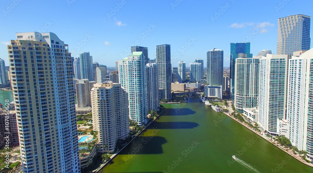 Fototapeta premium MIAMI - FEBRUARY 25, 2016: Downtown aerial skyline on a beautifu