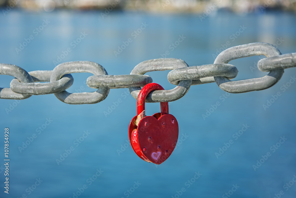 heart lock connected to the chain heart lock connected to the chain