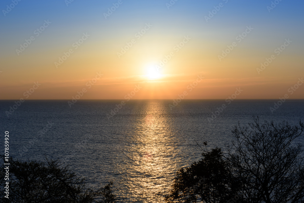 海に反射する太陽の光