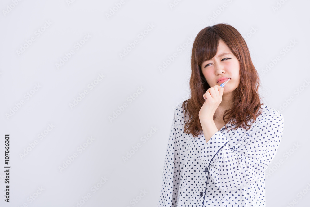 歯が痛い女性 歯が痛い女性