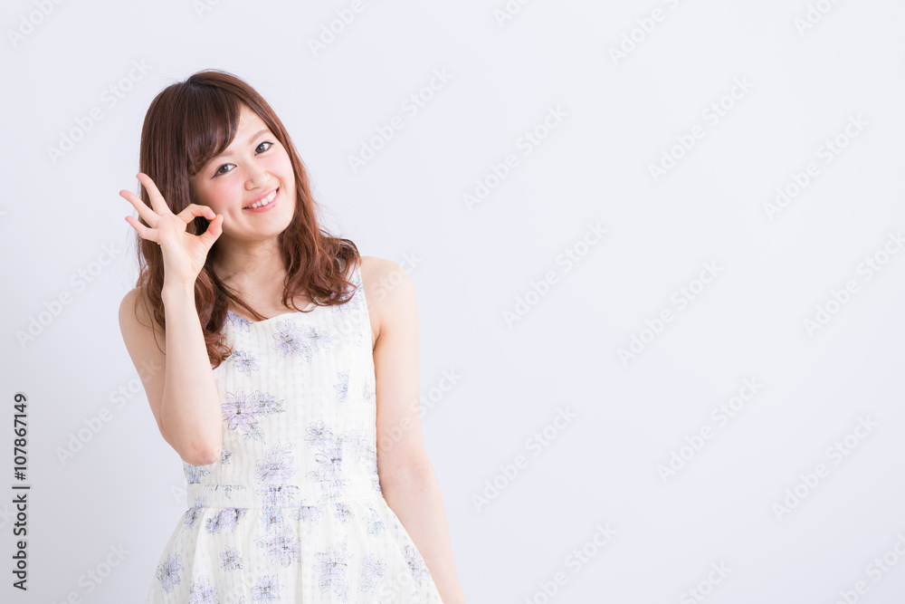 OKサインをする女性 OKサインをする女性