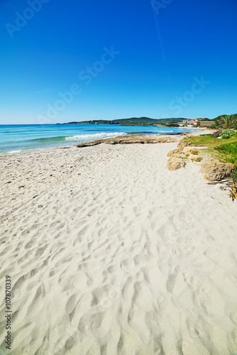 Fototapeta Naklejka Na Ścianę i Meble -  white sand and blue sky in Le Bombarde beach