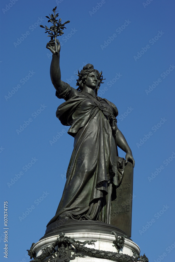 Paris, statue de Marianne place de la République, France