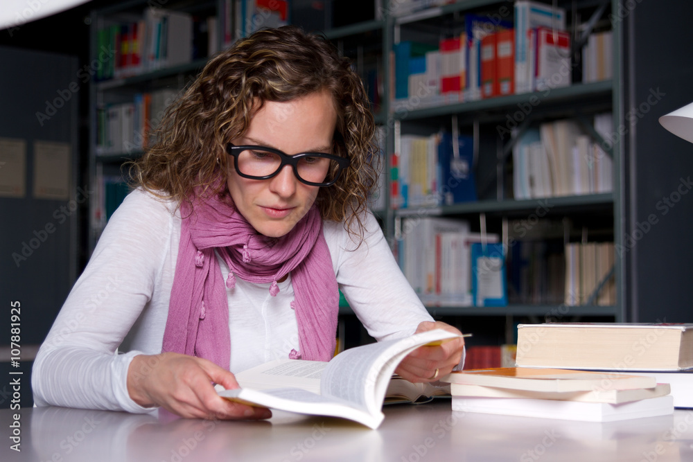 blättern im Schülerlesebuch an der Uni-Bibliothek blättern im Schülerlesebuch an der Uni-Bibliothek