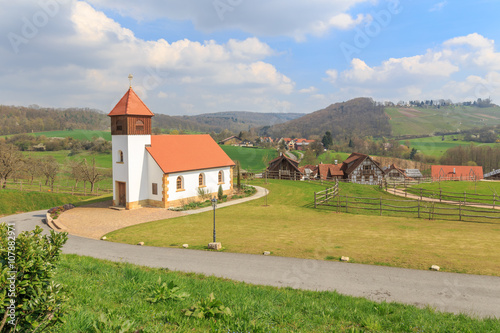 Kleine Kirche beim Alpendorf 