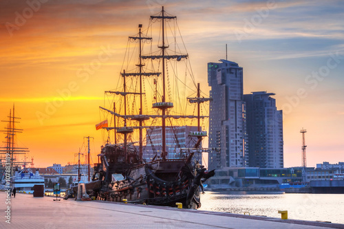 Fototapeta Zachód słońca gród miasta Gdyni nad Morzem Bałtyckim, Polska