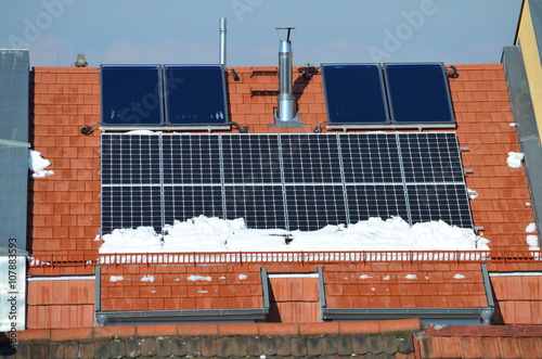 Photovoltaik-Anlage auf einem Hausdach im Winter
