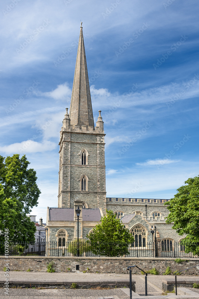 Londonderry, Northern Ireland: Tower of Saint Columb's Cathedral with city wall and park