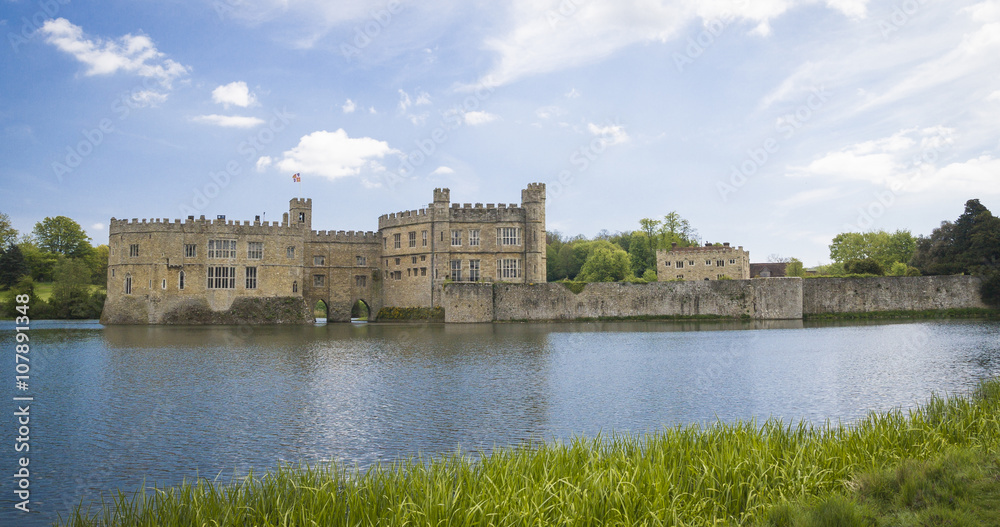 Fototapeta premium Medieval Leeds Castle in Kent England