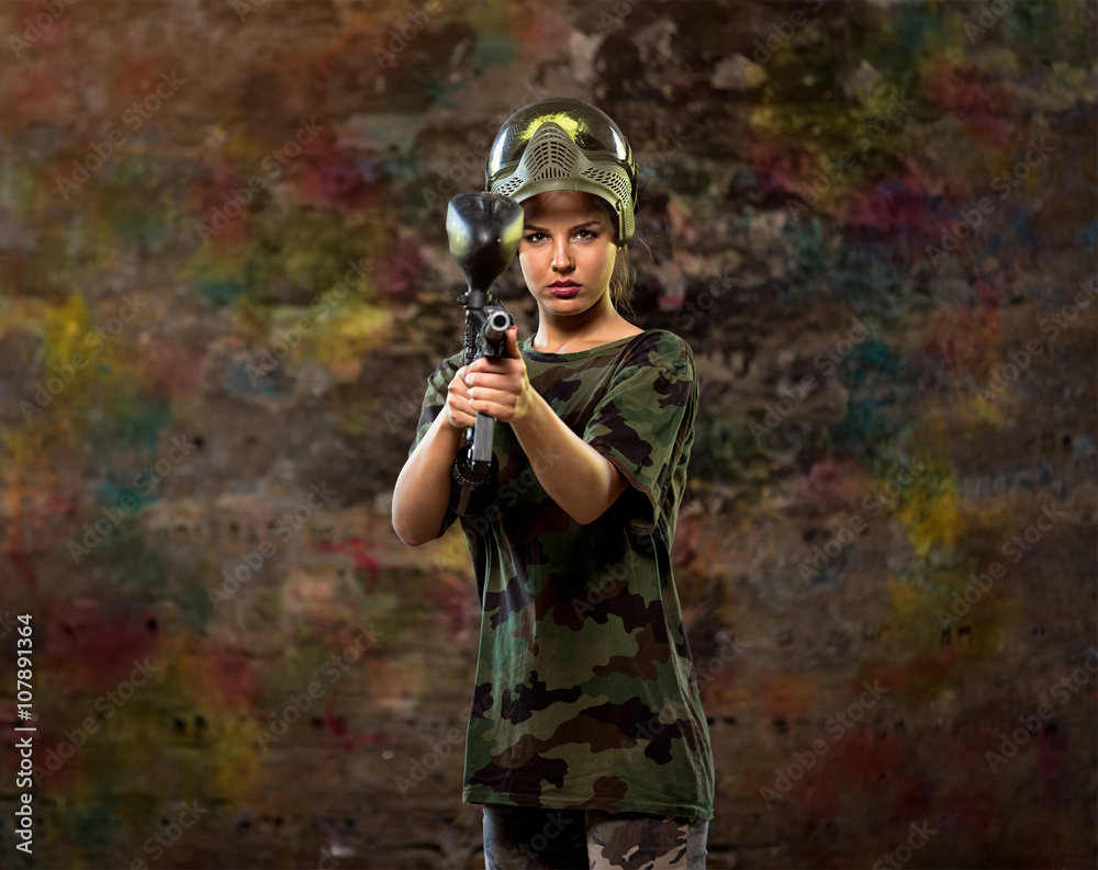 Fototapeta premium Female paintball player