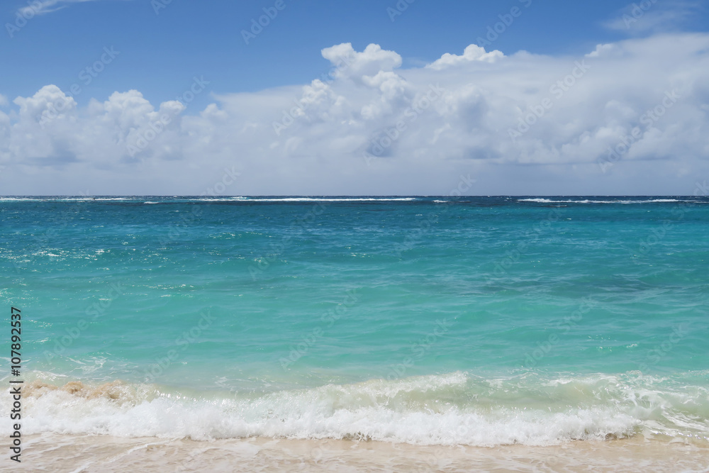 Wellen und Wasser Hintergrund mit Strand am Meer in blau, beige, türkis. Wellen und Wasser Hintergrund mit Strand am Meer in blau, beige, türkis.