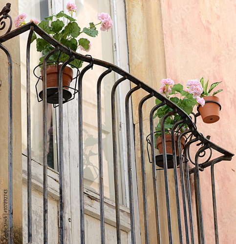 Fototapeta Naklejka Na Ścianę i Meble -  géraniums sur un vieux balcon sicilien
