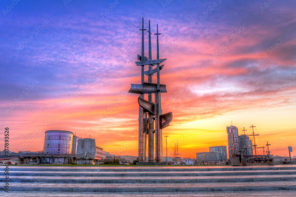 Gdynia monument near Baltic Sea at sunset - obrazy, fototapety, plakaty 